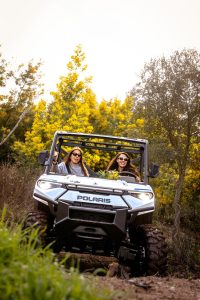 2 jeunes femmes en buggy électrique Polaris en forêt dans l'Esterel