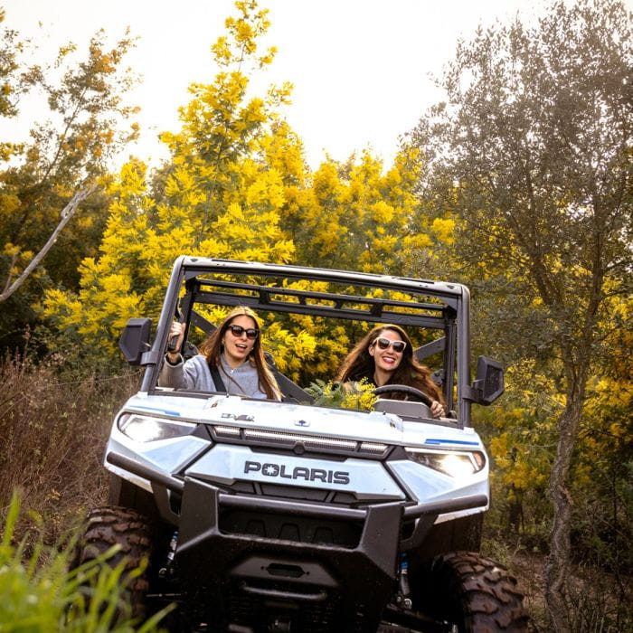 2 jeunes femmes en buggy électrique Polaris en forêt dans l'Esterel