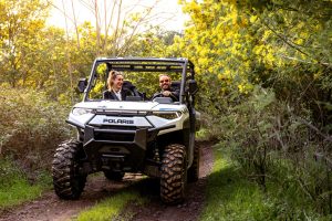 Couple amoureux lors d'une balade en buggy electrique Polaris Ranger Kinetic avec Esterel Aventures