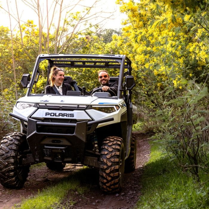 Couple amoureux lors d'une balade en buggy electrique Polaris Ranger Kinetic avec Esterel Aventures