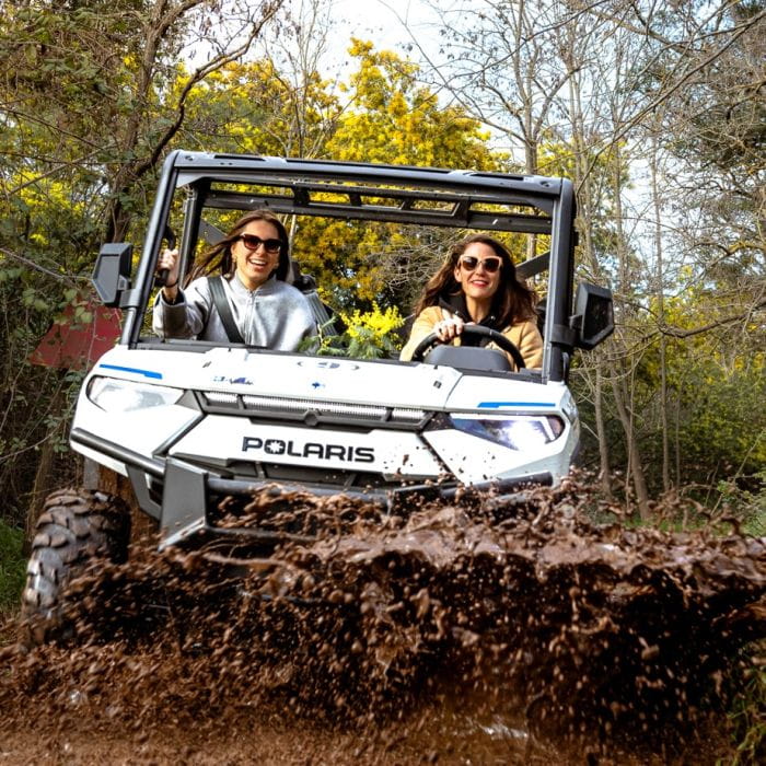 2 jeunes femmes faisant le plein de sensations lors de la partie tout terrain de la balade en buggy électrique par Esterel aventures