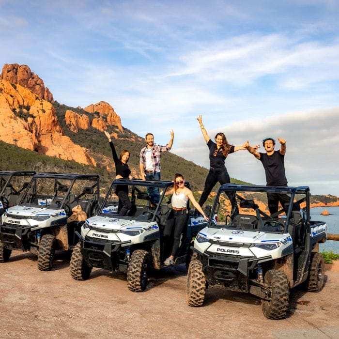 groupe de jeune gens heureux pour la photo souvenir lors de la balade en buggy électrique par Esterel Aventures