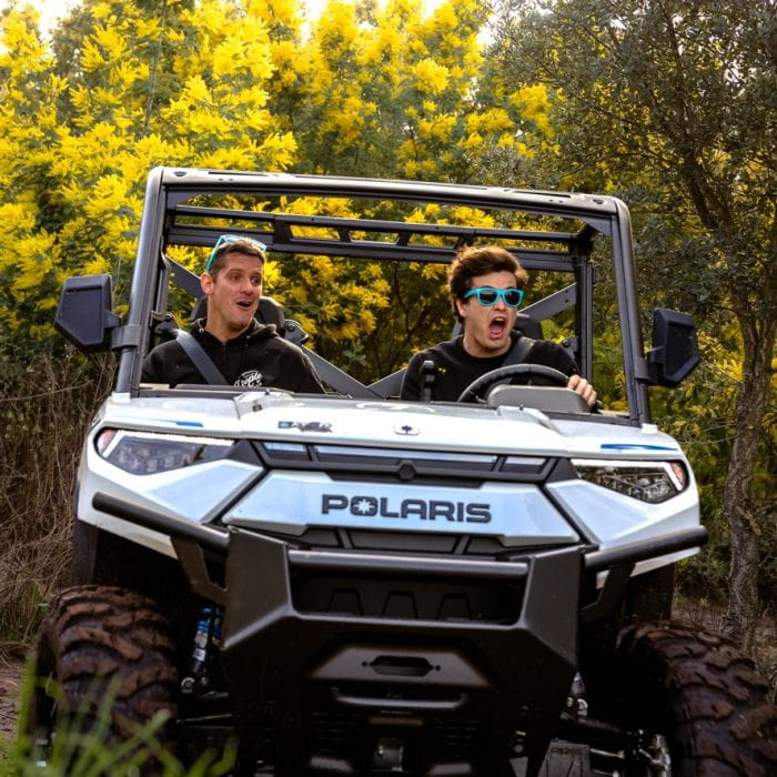 2 jeunes hommes faisant le plein de sensations lors de la partie tout terrain de la balade en buggy électrique par Esterel Aventures