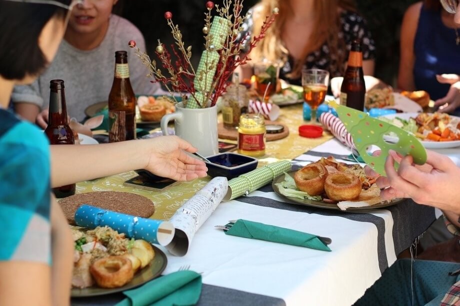 Quels jeux pour animer une soirée entre amis ? La Tartine Ludique