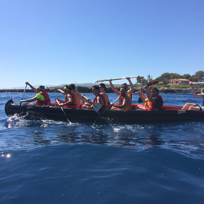 pirogue géante sur la Méditerranée