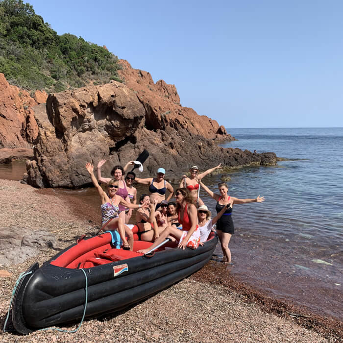 Arrivée de la pirogue géante sur la plage