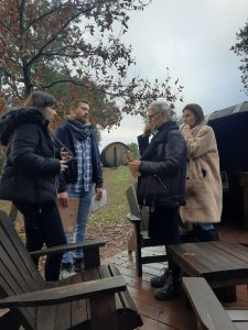 une équipe d'enquêteurs aux chateau St Roux, pou un jeu dans les vignes