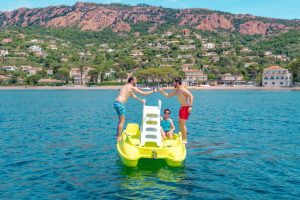 pedalo au pied du massiff de l'esterel