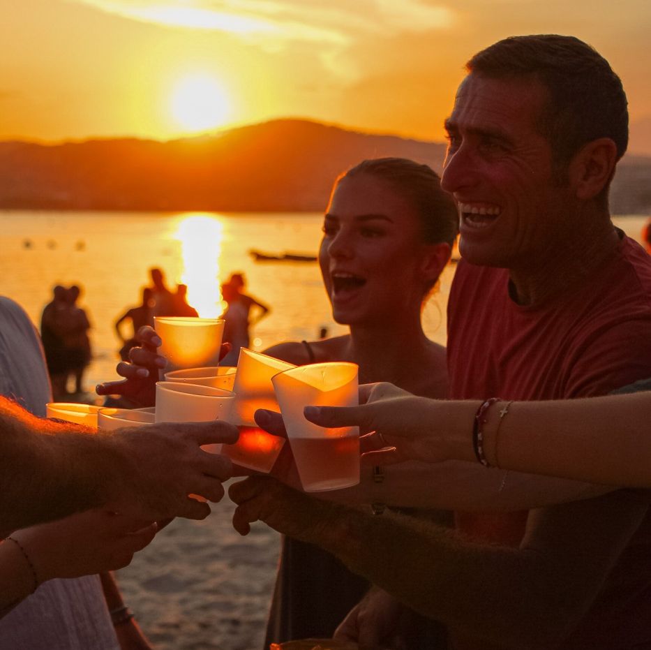 Apéritif les pieds dans le sable au coucher du soleil pendant le Riviera Sunset Drive en buggy vintage