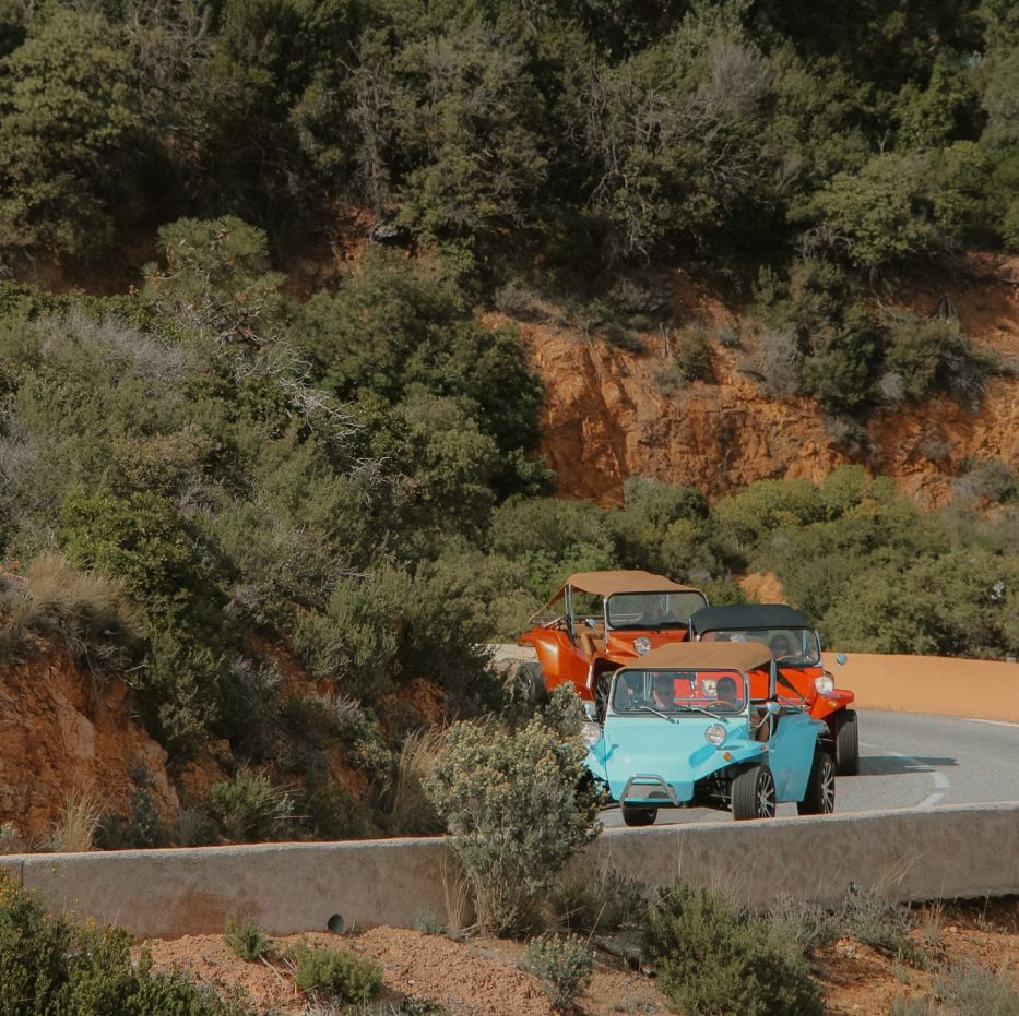 Convoi de buggys vintage sur la route de la Corniche d’Or dans le massif de l’Estérel
