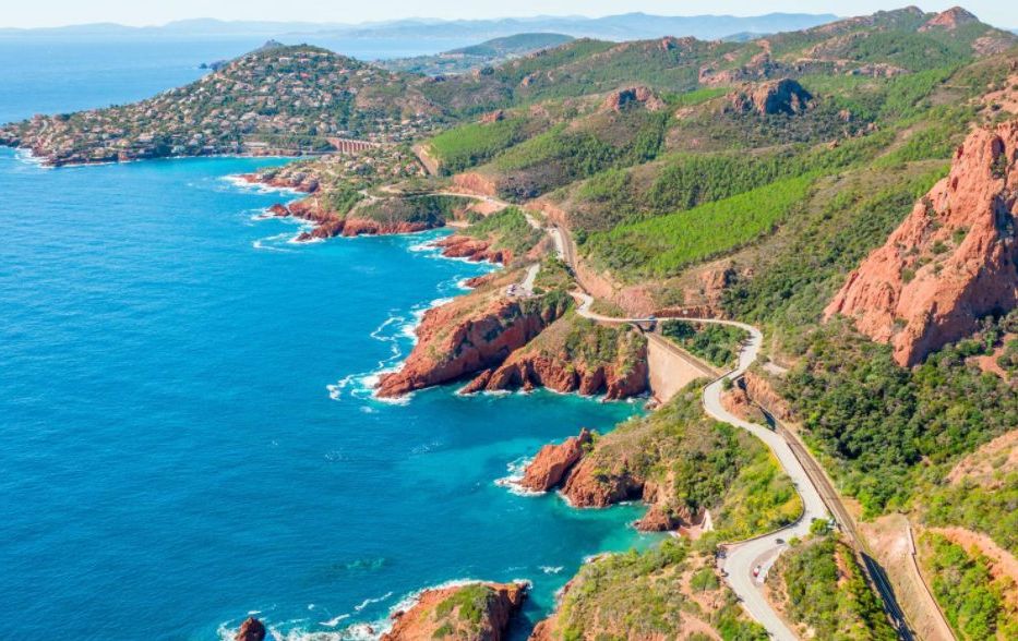 Vue aérienne de la Corniche d’Or et des roches rouges de l’Estérel, au bord de la Méditerranée